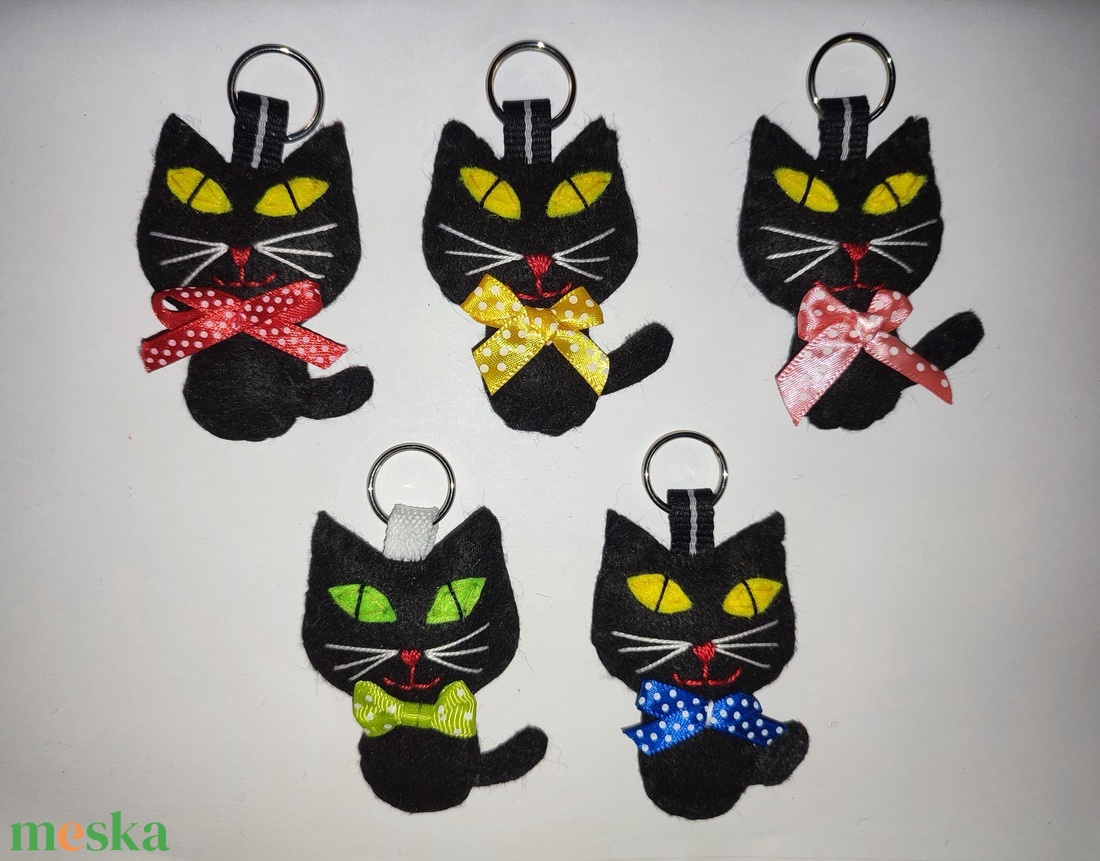 Fekete filc cuki cica - táska & tok - kulcstartó & táskadísz - kulcstartó - Meska.hu