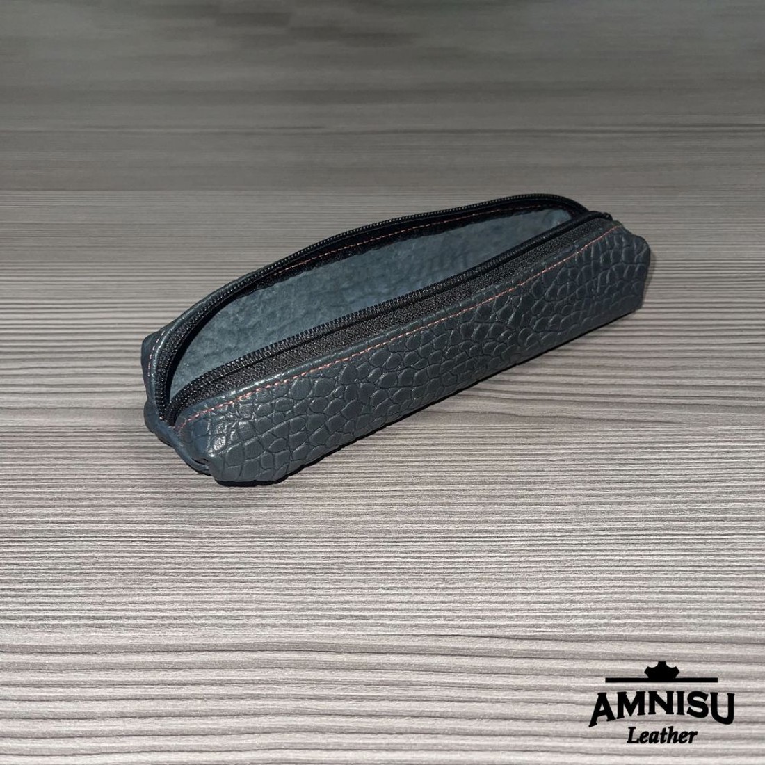 Sötétzöld krokodil mintázatú bőrből készült tolltartó - otthon & életmód - papír, írószer - tolltartó & ceruzatekercs - Meska.hu