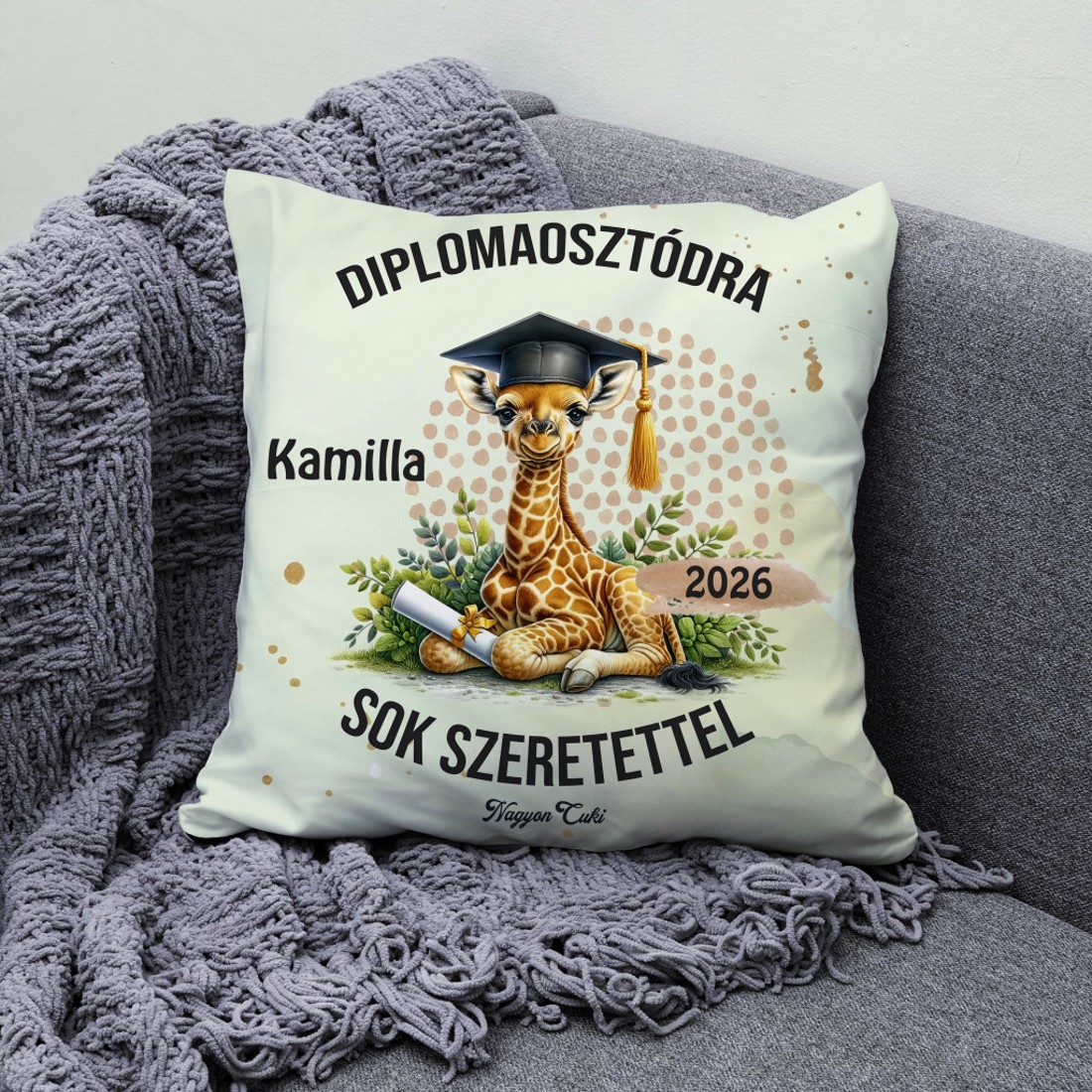 Névvel kérhető Zsiráf mintás párna - 2026 évi Ballagásra - otthon & életmód - lakástextil - párna & párnahuzat - díszpárna (belsővel együtt) - Meska.hu