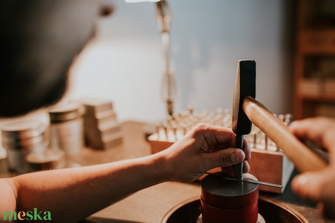 Apa, ennyiiire szeretünk � kulcstartó kézzel beütött szöveggel - táska & tok - kulcstartó & táskadísz - kulcstartó - Meska.hu