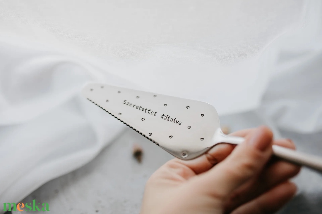 Szeretettel tálalva � tortalapát kézzel beütött szöveggel - esküvő - dekoráció - tálalás - Meska.hu