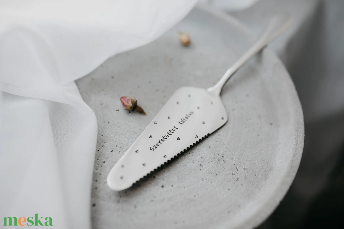 Szeretettel tálalva � tortalapát kézzel beütött szöveggel - esküvő - dekoráció - tálalás - Meska.hu