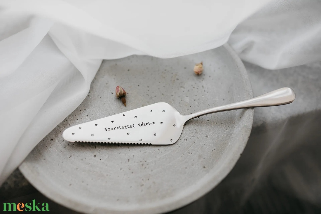 Szeretettel tálalva � tortalapát kézzel beütött szöveggel - esküvő - dekoráció - tálalás - Meska.hu