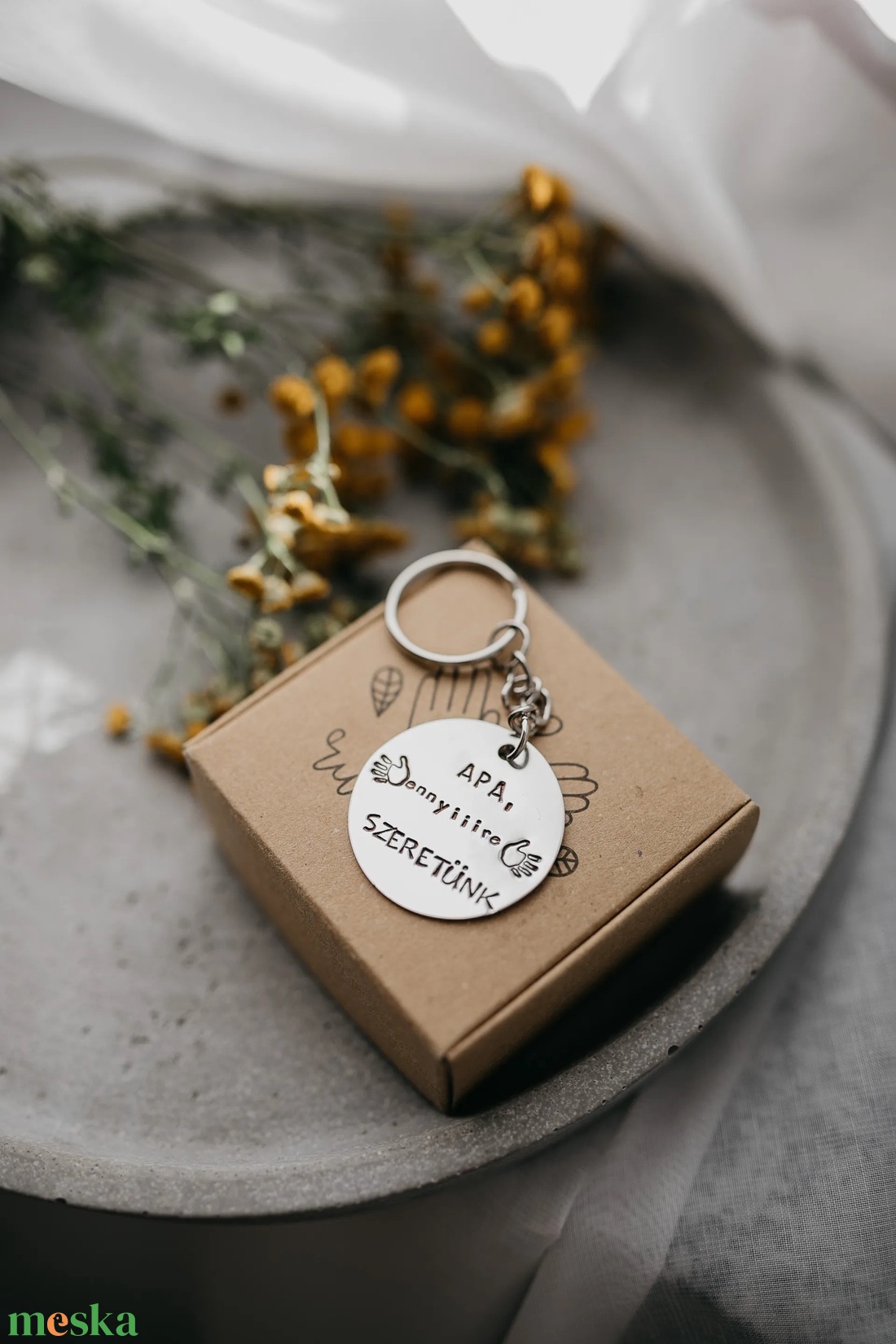 Apa, ennyiiire szeretünk � kulcstartó kézzel beütött szöveggel - táska & tok - kulcstartó & táskadísz - kulcstartó - Meska.hu