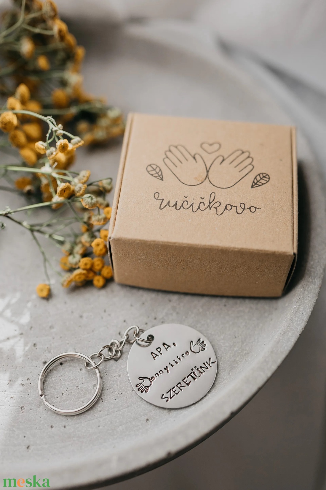 Apa, ennyiiire szeretünk � kulcstartó kézzel beütött szöveggel - táska & tok - kulcstartó & táskadísz - kulcstartó - Meska.hu