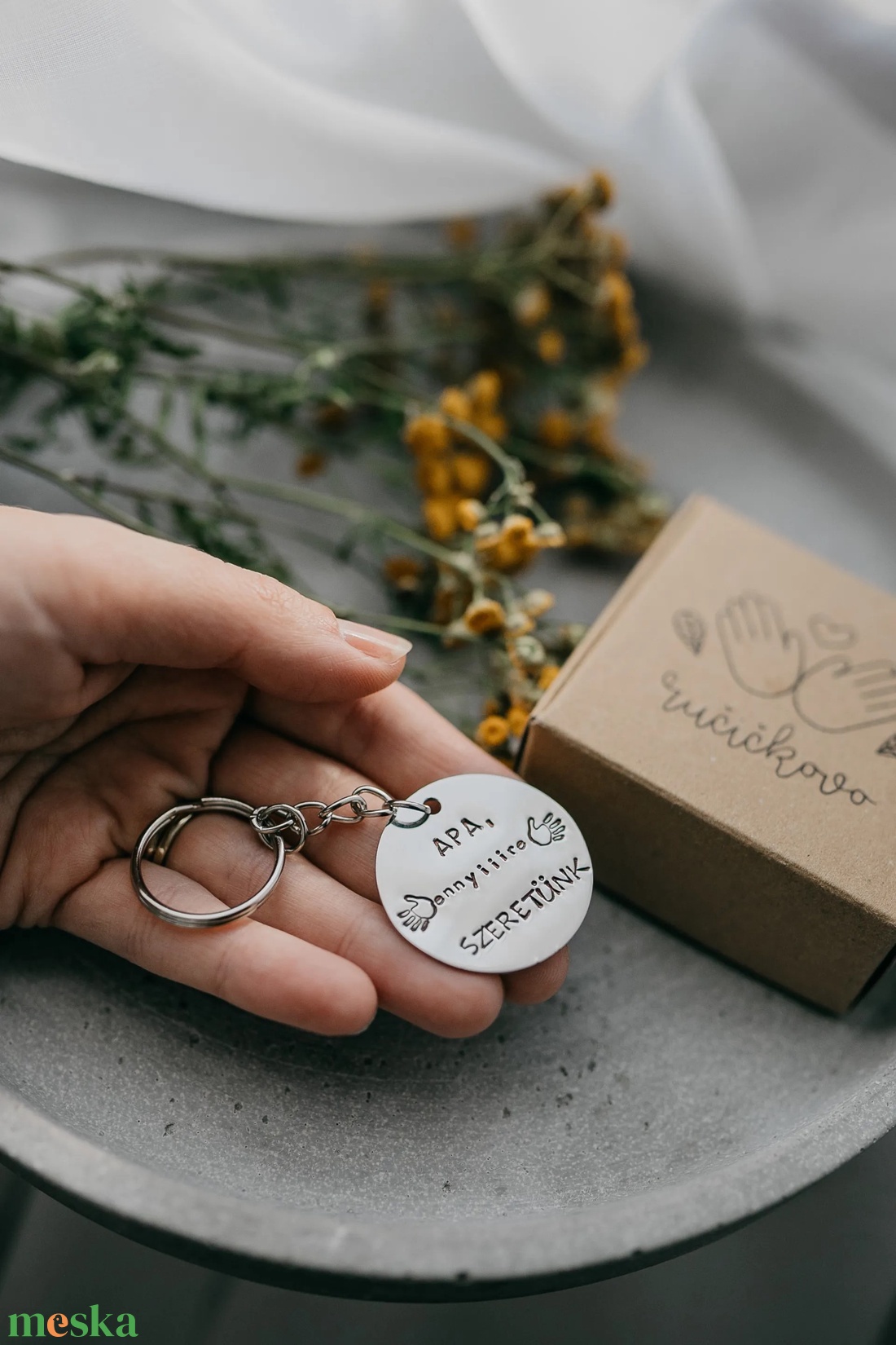 Apa, ennyiiire szeretünk � kulcstartó kézzel beütött szöveggel - táska & tok - kulcstartó & táskadísz - kulcstartó - Meska.hu