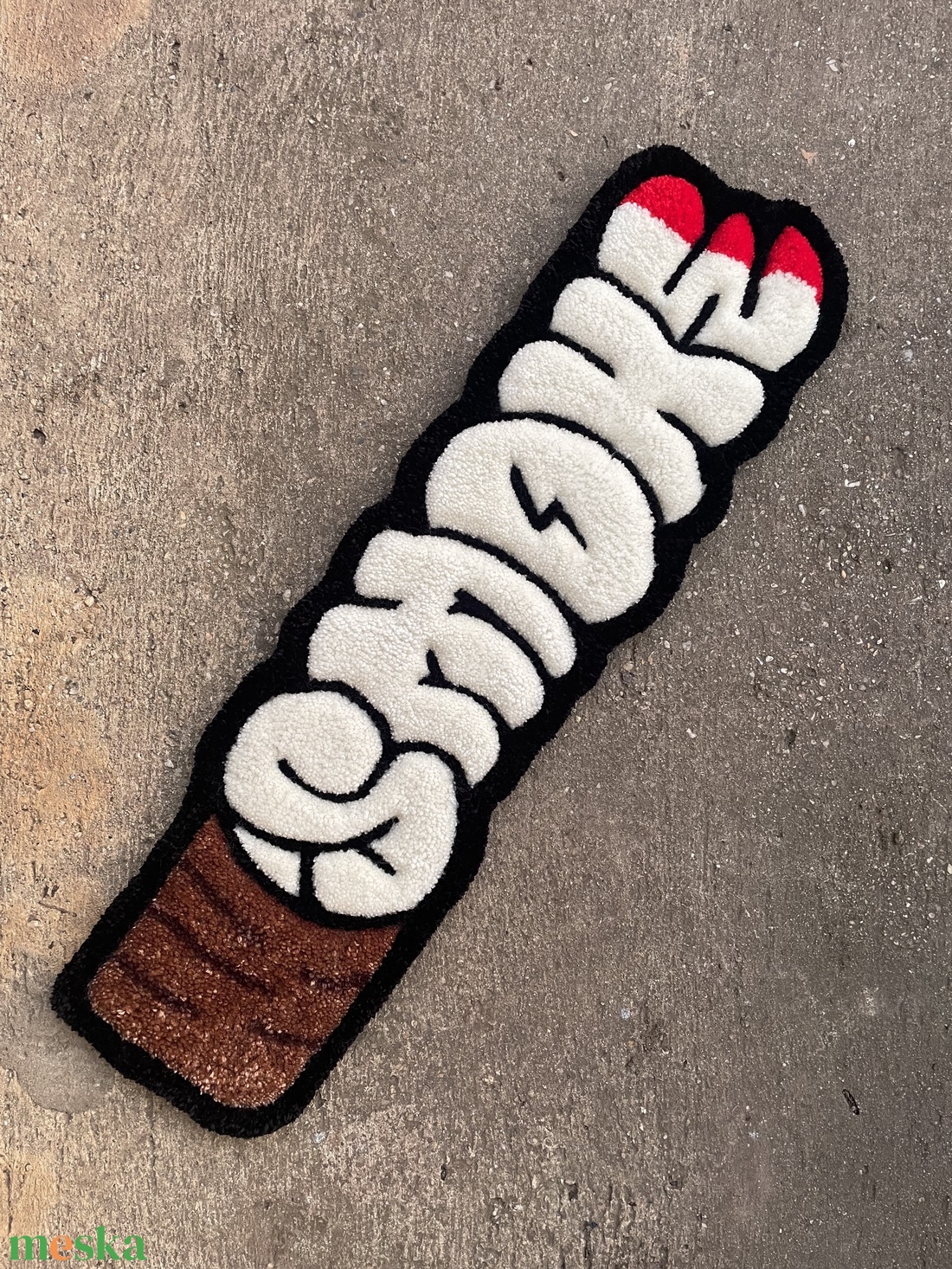 Egyedi SMOKE Graffiti Stílusú Kézműves Szőnyeg / Falidekor (62x18 cm) - otthon & életmód - lakástextil - szőnyeg - más típusú szőnyeg - Meska.hu