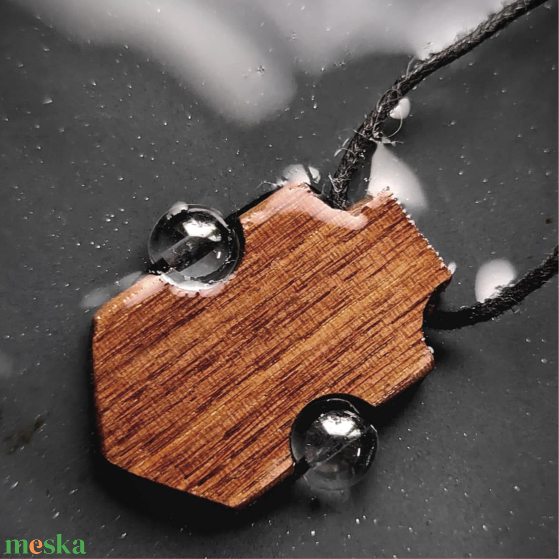 Címerpajzs fa medál - ékszer - nyaklánc - medál - Meska.hu