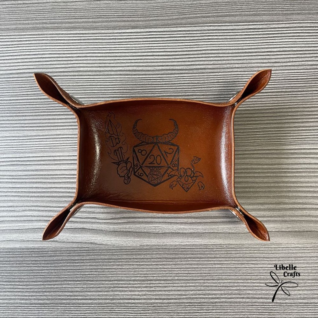 Kockák lángoló karddal kockadobó tálca - játék & sport - szerepjáték - Meska.hu