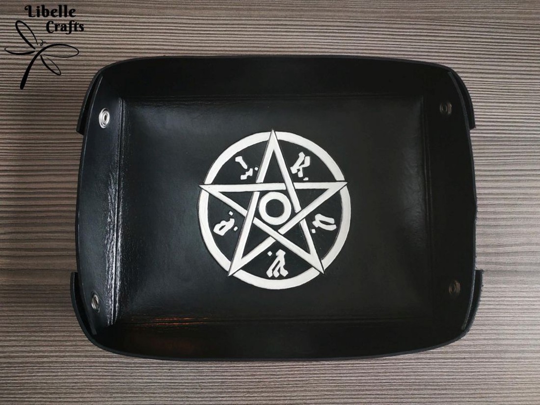 M.A.G.U.S. szimbólumos kockadobó tálca - játék & sport - táblajáték és kártyajáték - társasjátékok - dobókocka - Meska.hu