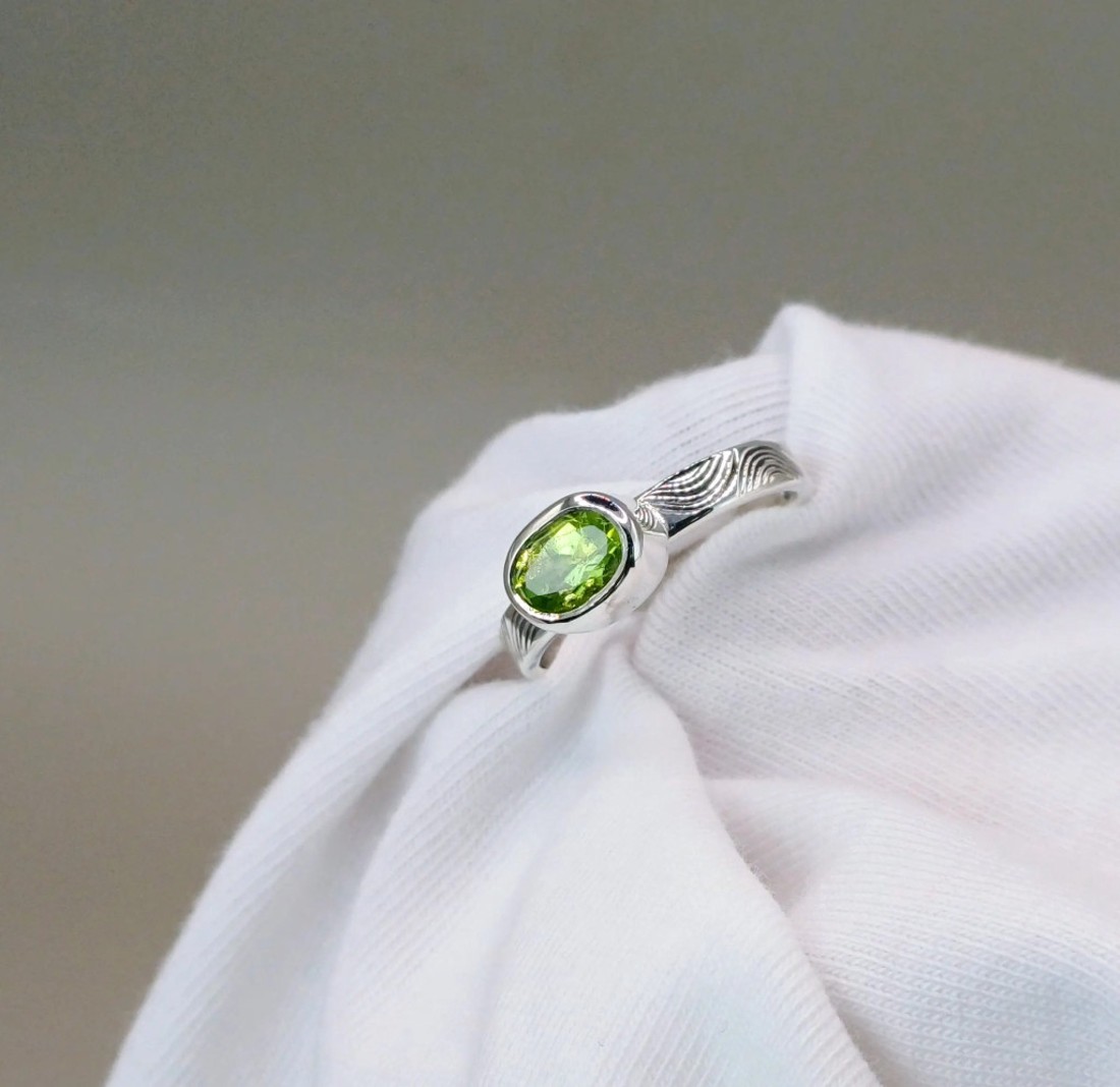 Az élet áramlása és a belső fény - kézzel vésett ezüst gyűrű peridottal -  - Meska.hu