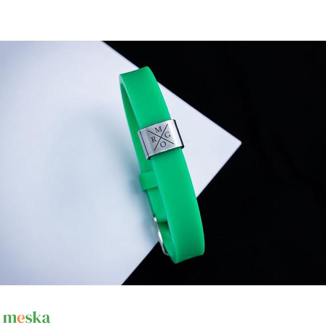 Amulett egyedi medálos MoMents zöld színű szilikon karkötő - ékszer - karkötő - karkötő medállal - Meska.hu