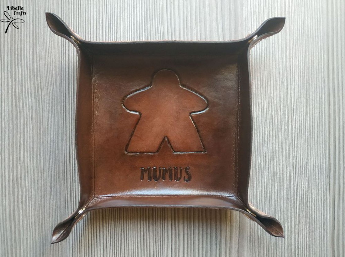 Meeple-s kockadobó tálca - játék & sport - táblajáték és kártyajáték - társasjátékok - dobókocka - Meska.hu