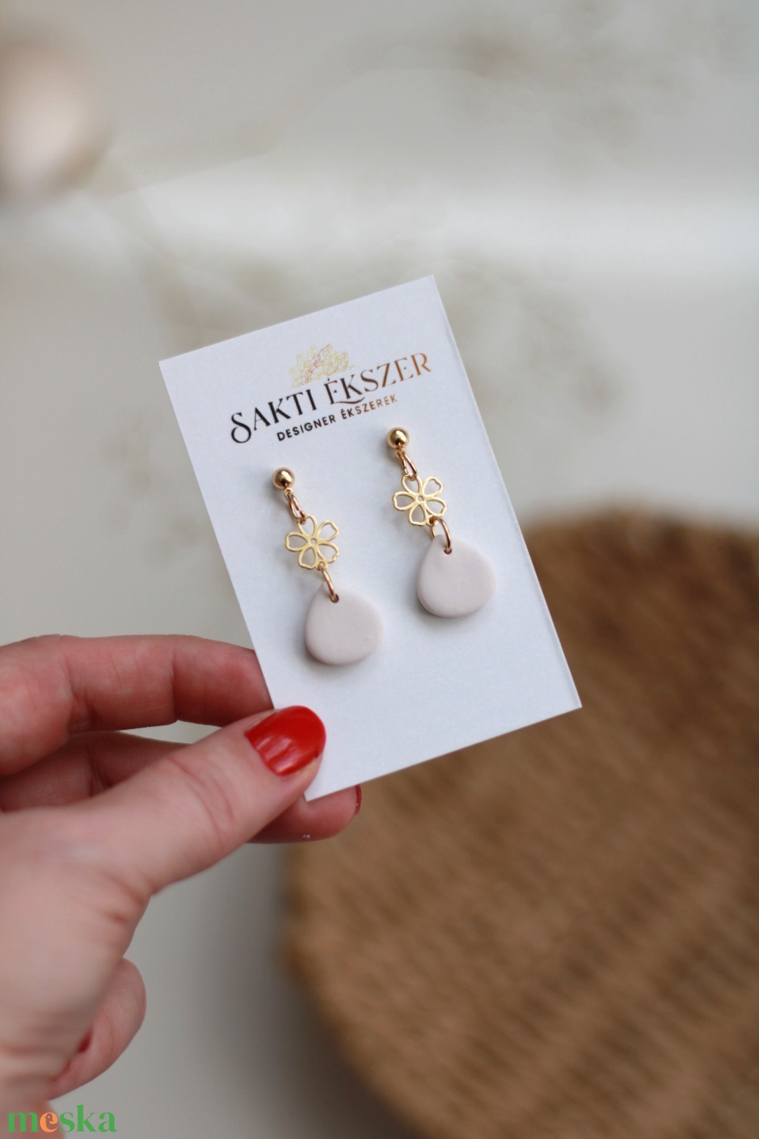 Ekrü virágos fülbevaló - ékszer - fülbevaló - lógó fülbevaló - Meska.hu