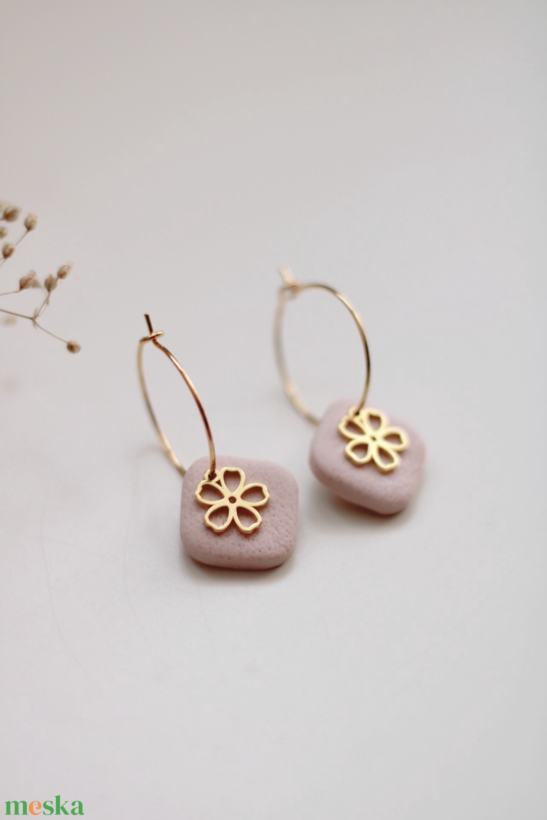 Bézs virágos karika fülbevaló - ékszer - fülbevaló - karika fülbevaló - Meska.hu