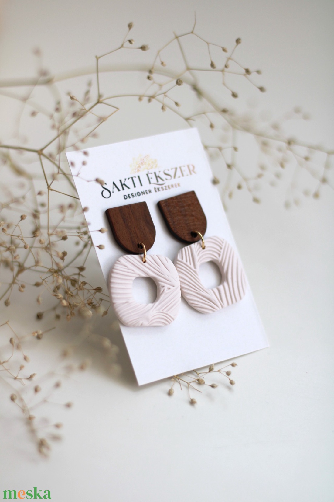 Nyomott mintás kocka függő fülbevaló fával - ékszer - fülbevaló - lógó fülbevaló - Meska.hu