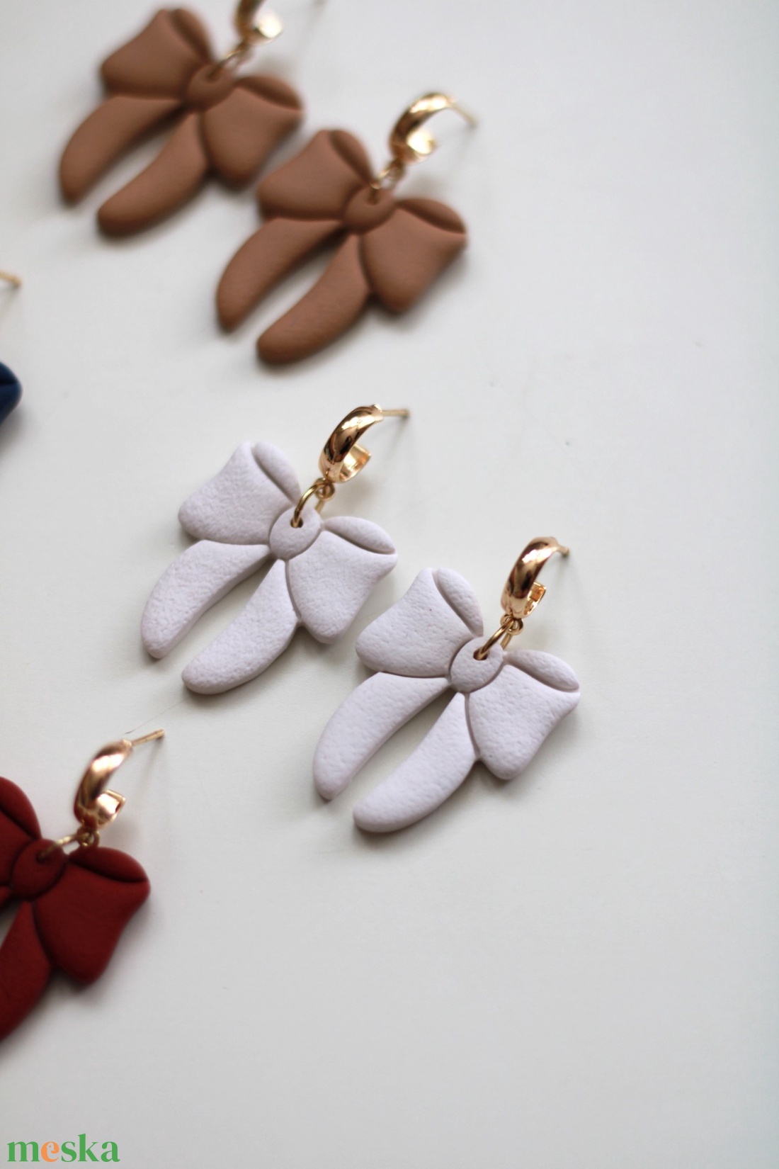 Tört fehér nagy masnis függő fülbevaló - ékszer - fülbevaló - lógó fülbevaló - Meska.hu