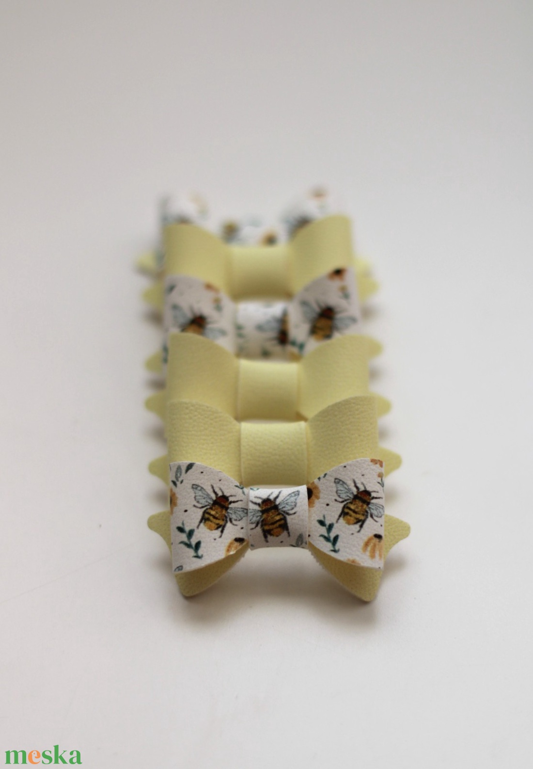 Sárga méhecskés mini hajcsat - ruha & divat - hajdísz & hajcsat - hajcsat & hajtű - Meska.hu