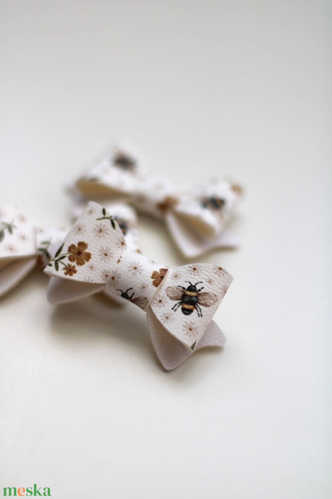 Méhecskés mini hajcsat - ruha & divat - hajdísz & hajcsat - hajcsat & hajtű - Meska.hu