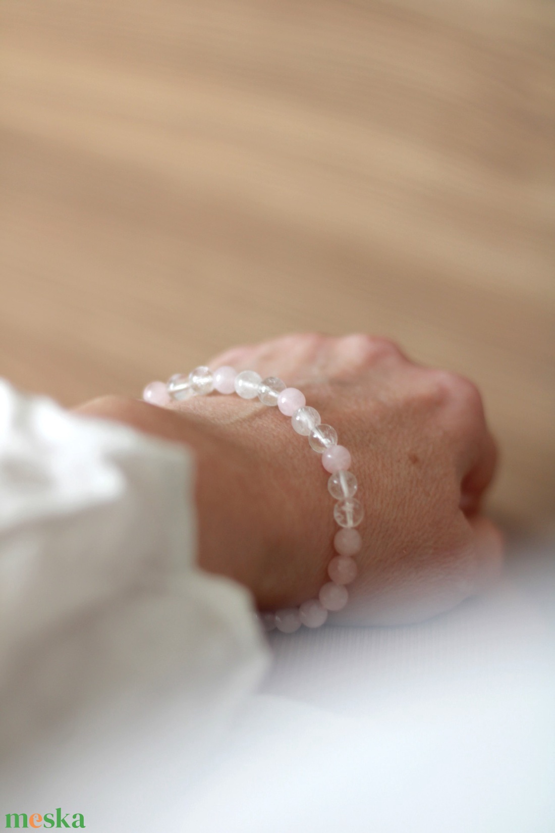 Szeretet rózsakvarc és hegyikristály karkötő - ékszer - karkötő - gyöngyös karkötő - Meska.hu