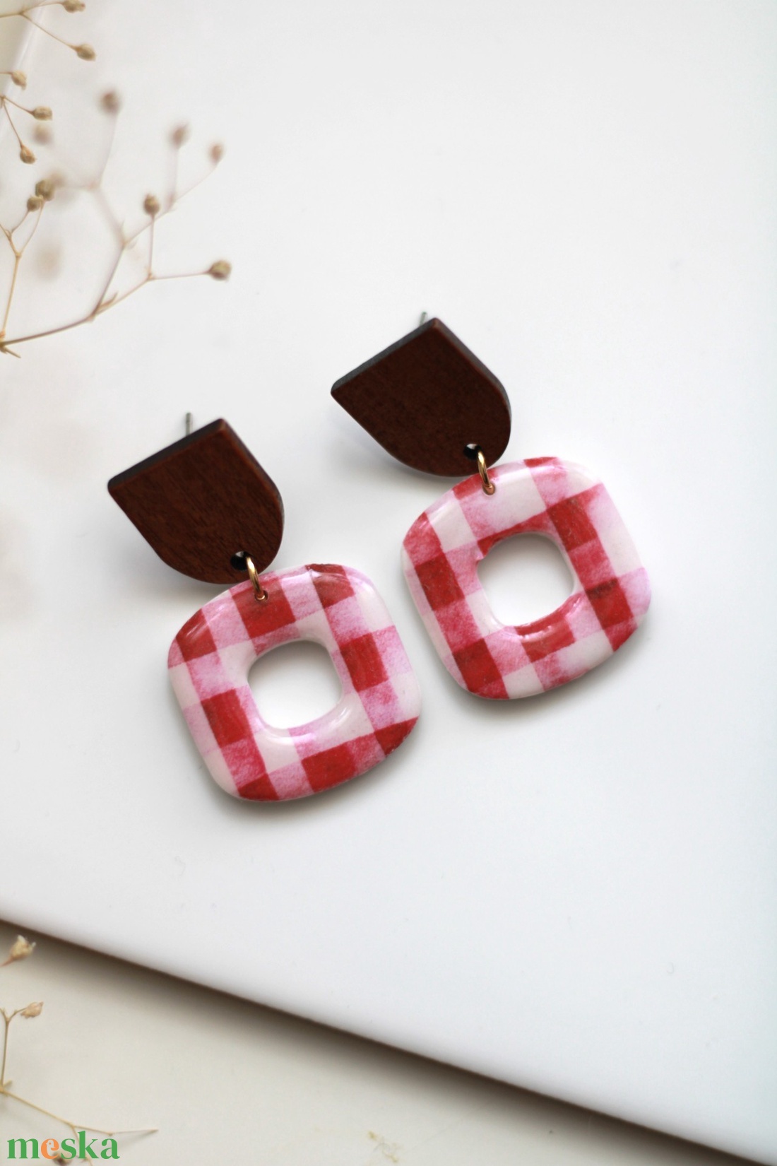 Kockás mintás kocka függő fülbevaló fával - ékszer - fülbevaló - lógó fülbevaló - Meska.hu