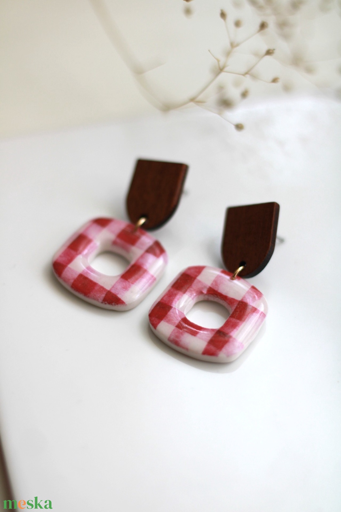 Kockás mintás kocka függő fülbevaló fával - ékszer - fülbevaló - lógó fülbevaló - Meska.hu