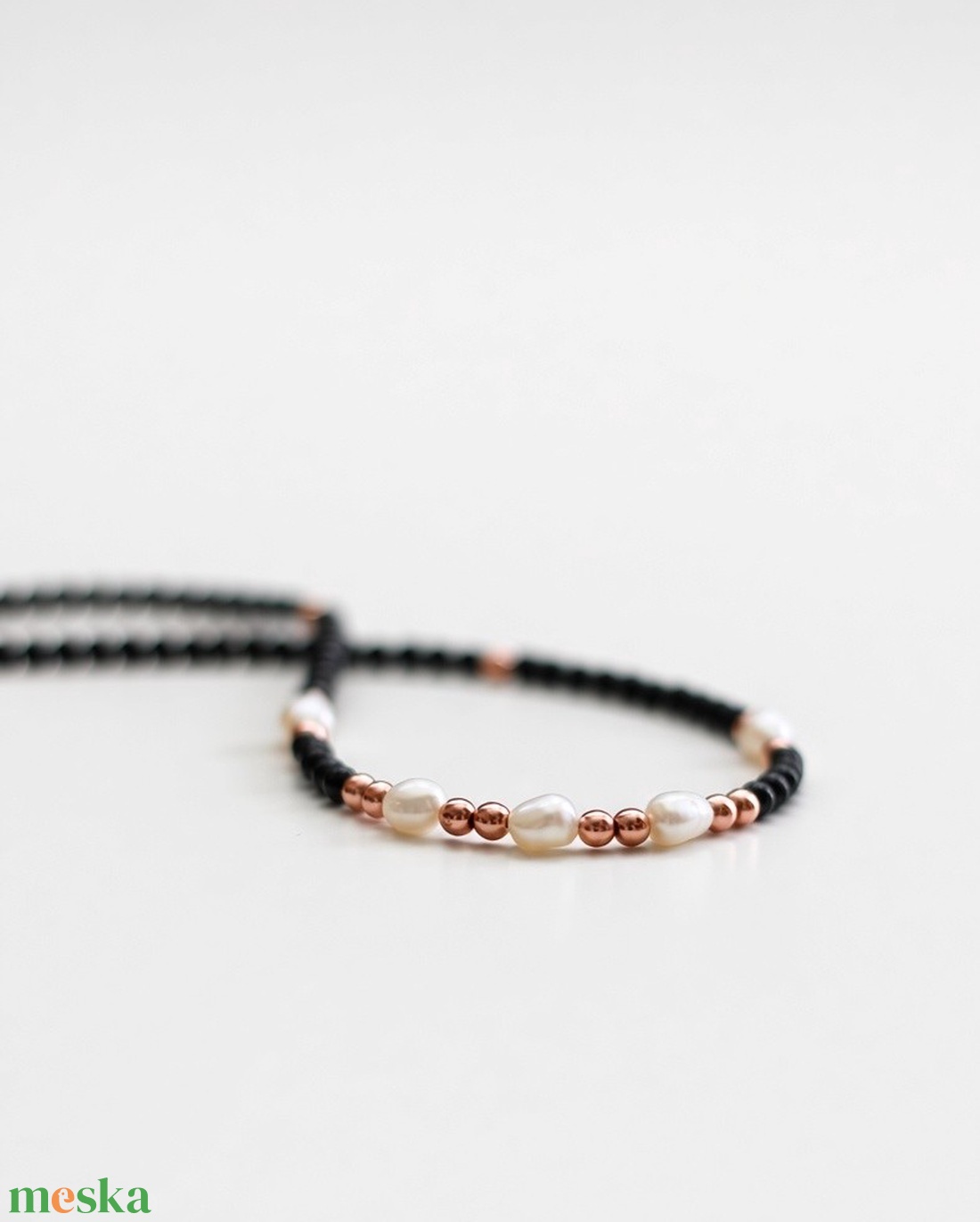 Onix és rose gold hematit nyaklánc édesvízi kagylógyöngyökkel - ékszer - nyaklánc - gyöngyös nyaklánc - Meska.hu