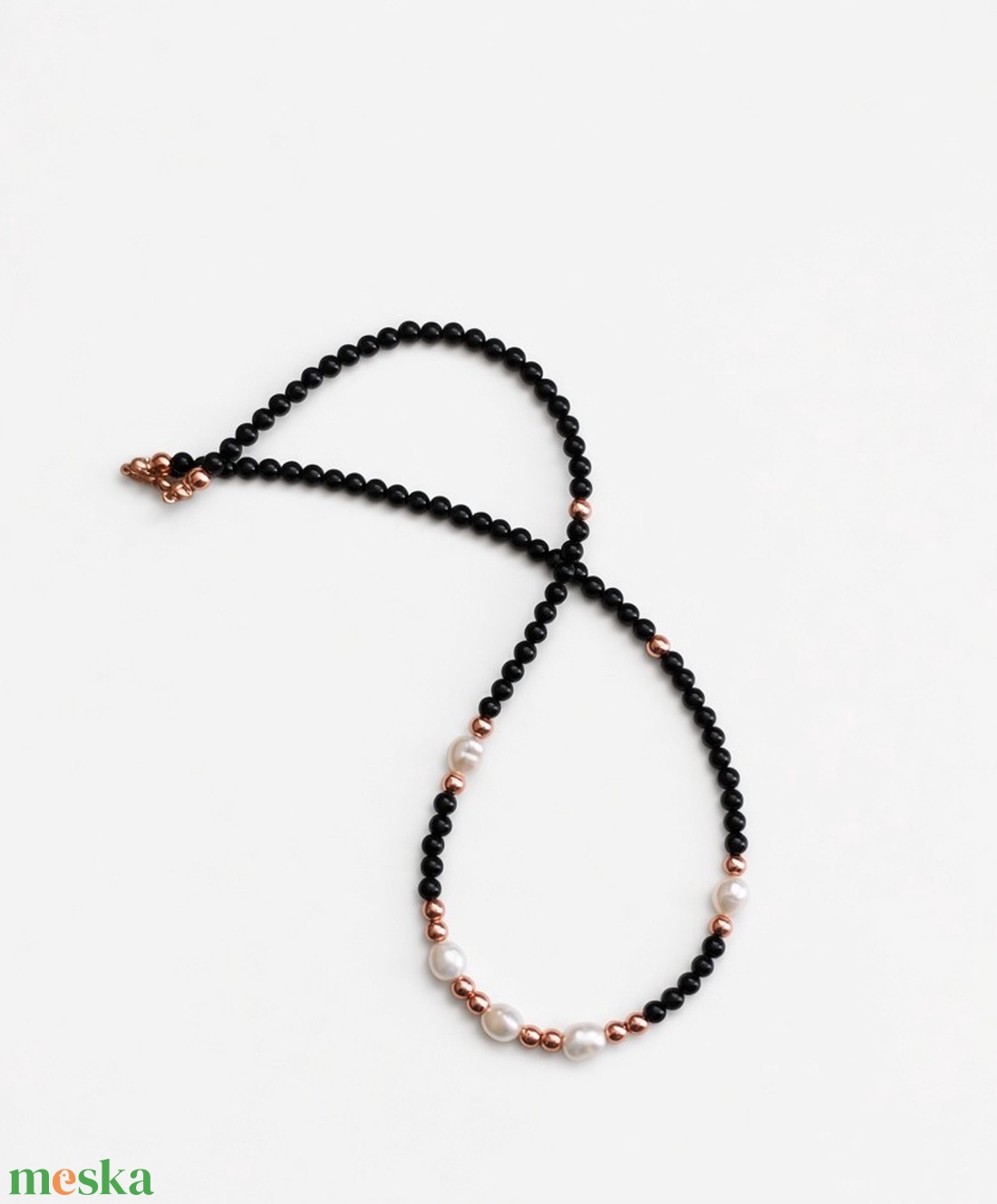 Onix és rose gold hematit nyaklánc édesvízi kagylógyöngyökkel - ékszer - nyaklánc - gyöngyös nyaklánc - Meska.hu