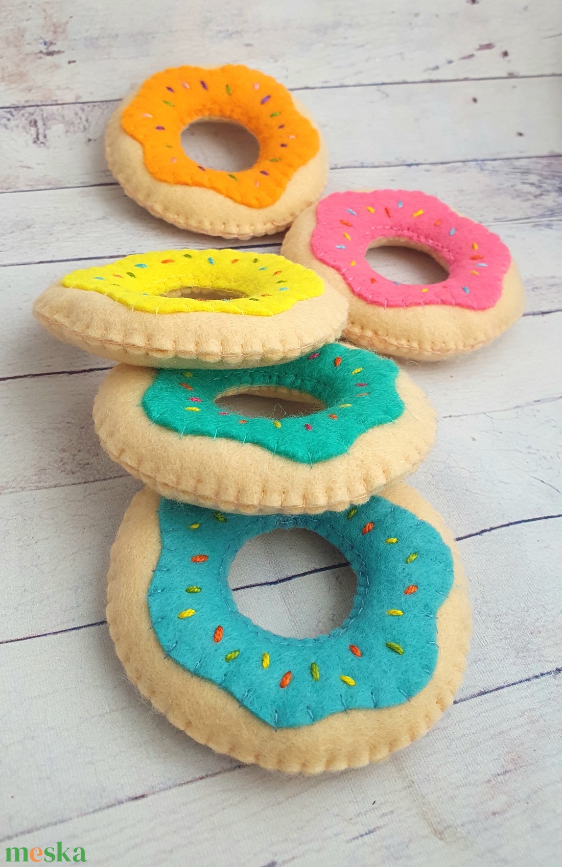 Bababarát filc fánkok - játék & sport - készségfejlesztő és logikai játék - készségfejlesztő és logikai játék - Meska.hu