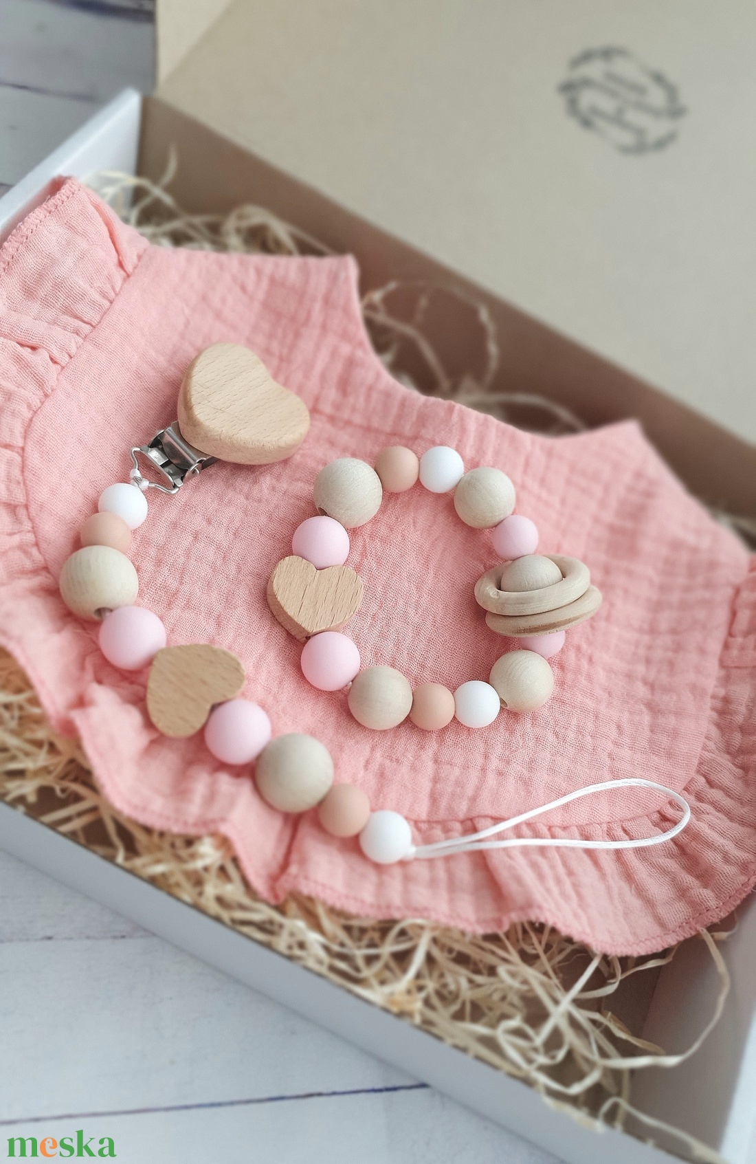 Babaköszöntő PINKHEART, babalátogató, ajándék, rágóka, cumilánc - játék & sport - babalátogató ajándékcsomag - Meska.hu Babaköszöntő PINKHEART, babalátogató, ajándék, rágóka, cumilánc - játék & sport - babalátogató ajándékcsomag - Meska.hu