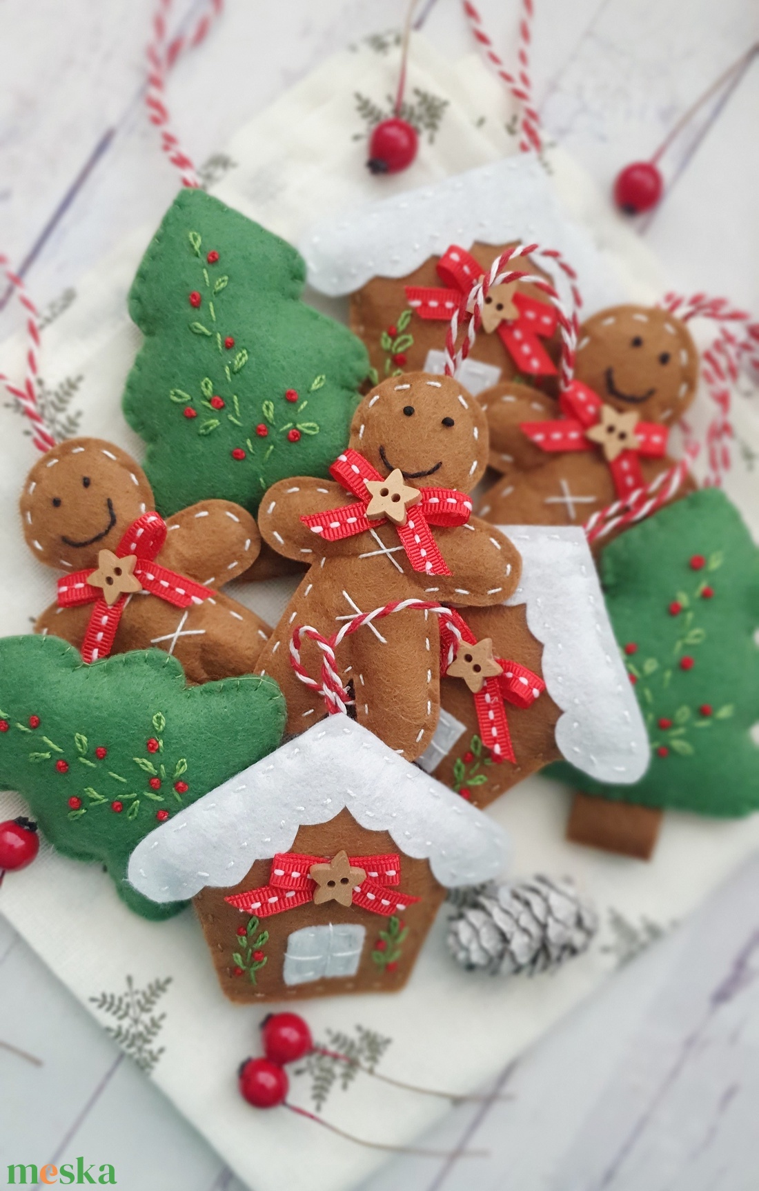 Bababarát karácsonyi filc díszek, mézi, fenyőfa, házikó - karácsony - karácsonyi lakásdekoráció - karácsonyfadíszek - Meska.hu