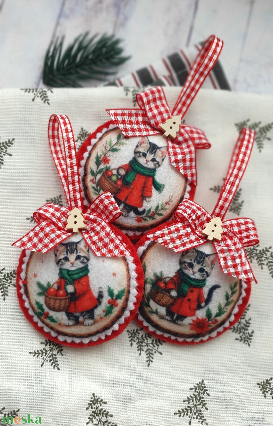 Bababarát karácsonyi filc díszek, cicák - karácsony - karácsonyi lakásdekoráció - karácsonyfadíszek - Meska.hu