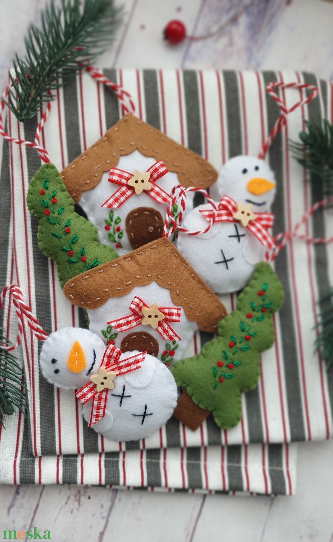 Bababarát karácsonyi filc díszek, Hóember, házikó, fenyőfa - karácsony - karácsonyi lakásdekoráció - karácsonyfadíszek - Meska.hu