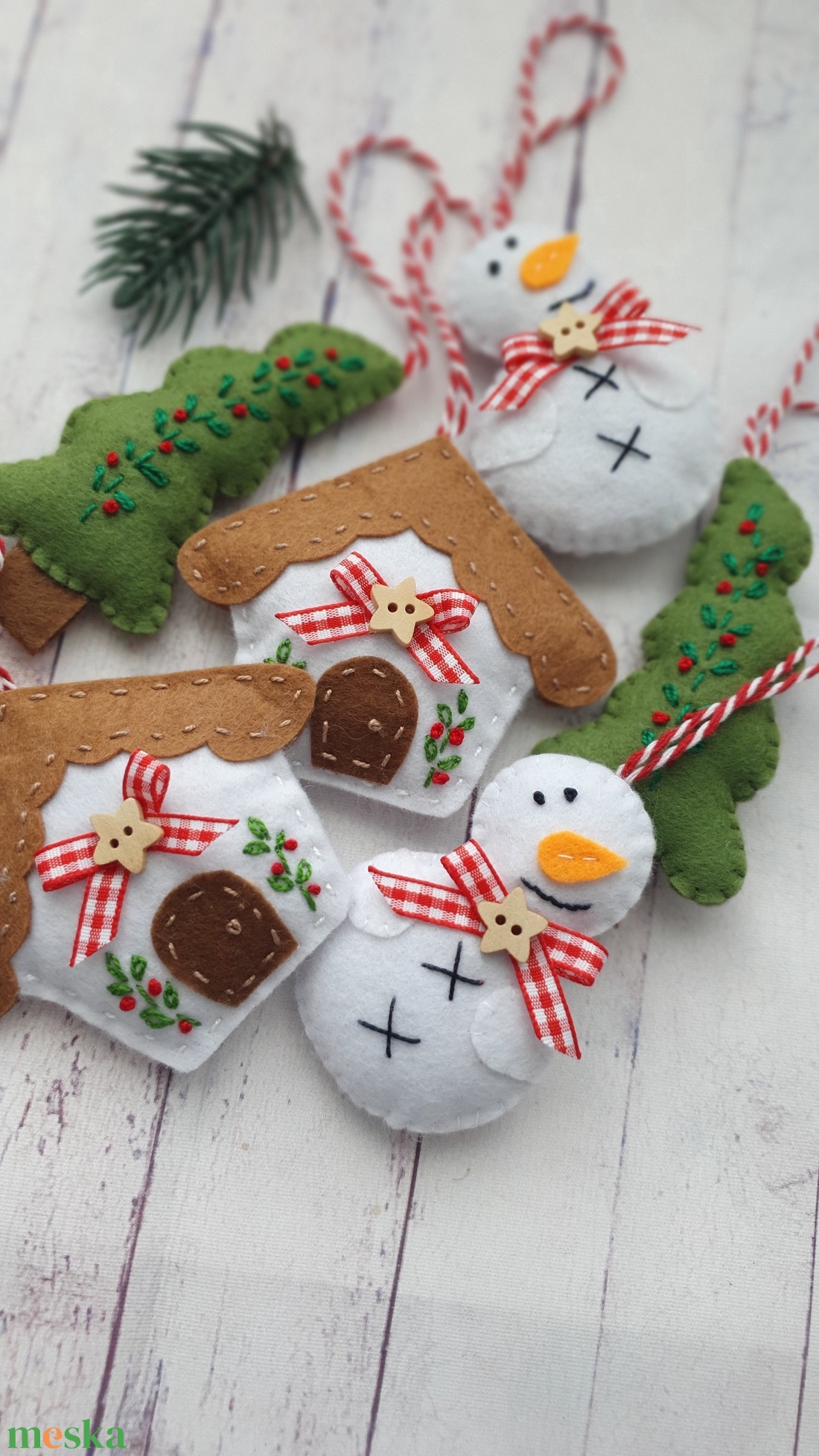 Bababarát karácsonyi filc díszek, Hóember, házikó, fenyőfa - karácsony - karácsonyi lakásdekoráció - karácsonyfadíszek - Meska.hu