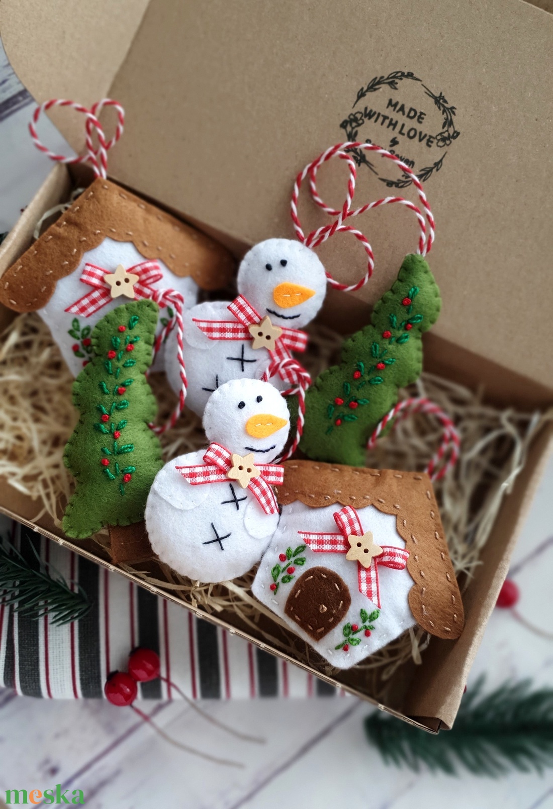 Bababarát karácsonyi filc díszek, Hóember, házikó, fenyőfa - karácsony - karácsonyi lakásdekoráció - karácsonyfadíszek - Meska.hu