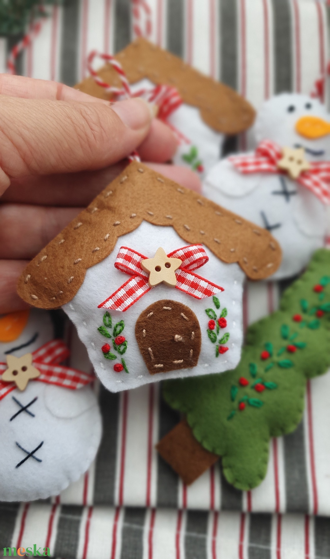 Bababarát karácsonyi filc díszek, Hóember, házikó, fenyőfa - karácsony - karácsonyi lakásdekoráció - karácsonyfadíszek - Meska.hu