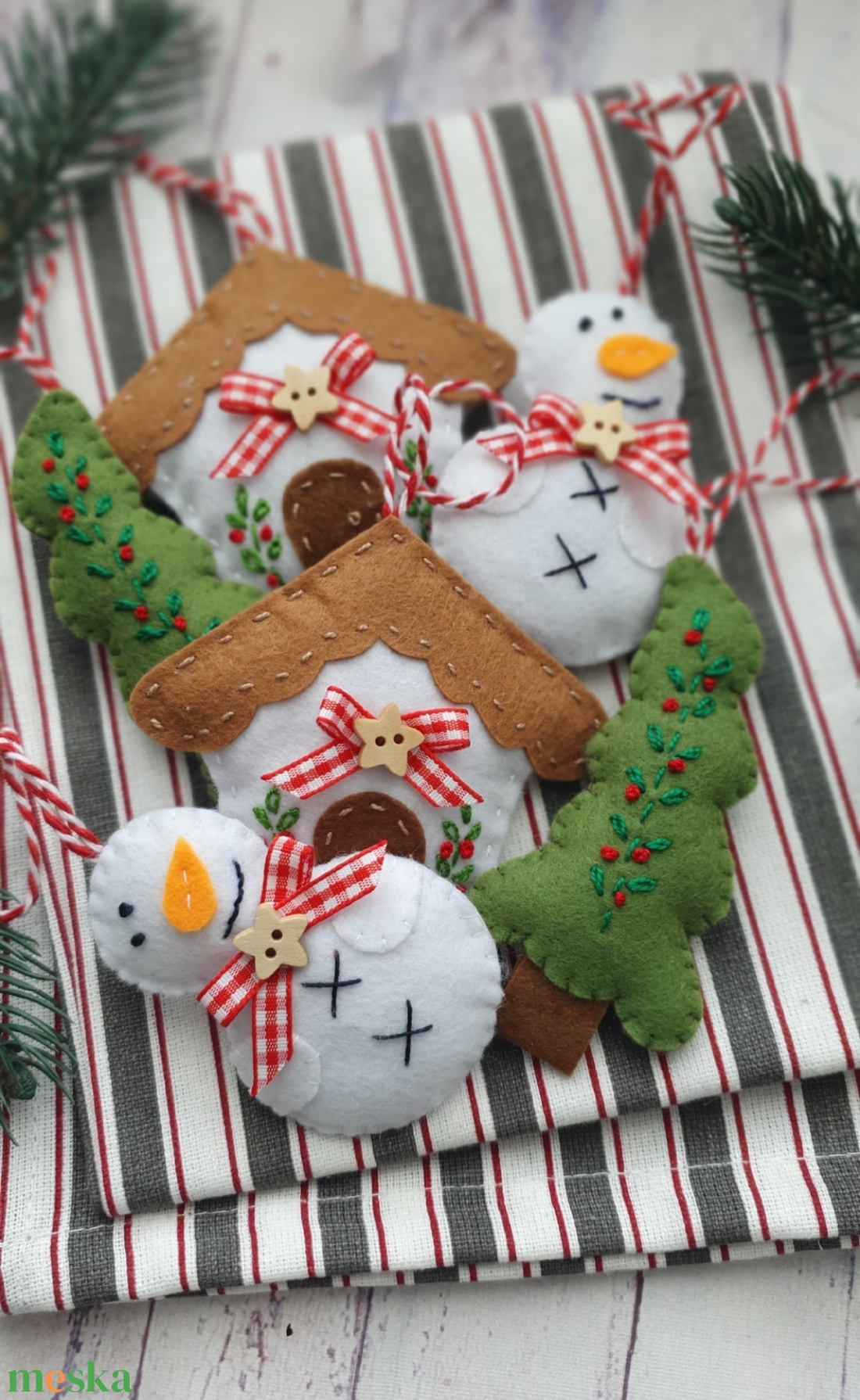 Bababarát karácsonyi filc díszek, Hóember, házikó, fenyőfa - karácsony - karácsonyi lakásdekoráció - karácsonyfadíszek - Meska.hu