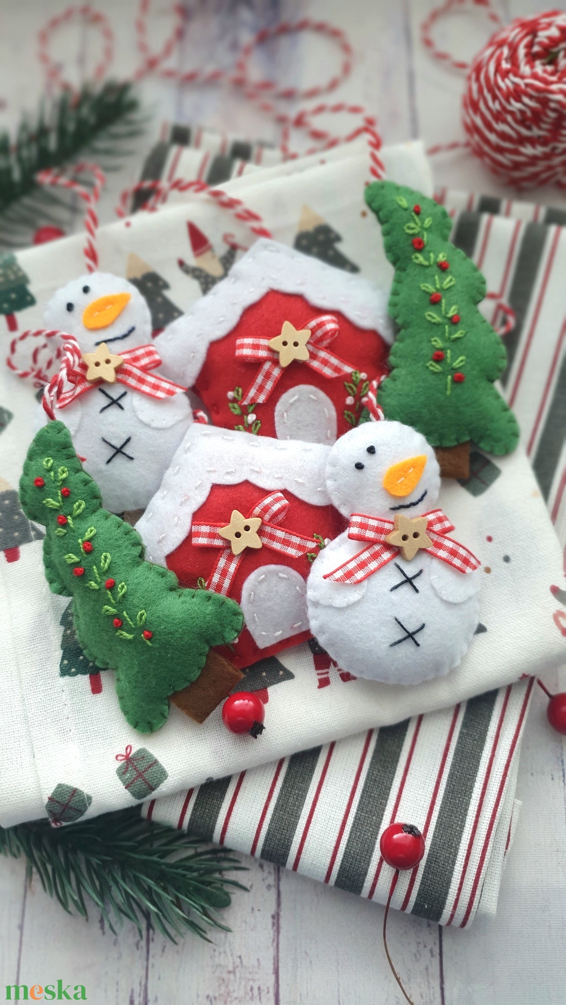 Bababarát karácsonyi filc díszek, Hóember, házikó, fenyőfa - karácsony - karácsonyi lakásdekoráció - karácsonyfadíszek - Meska.hu