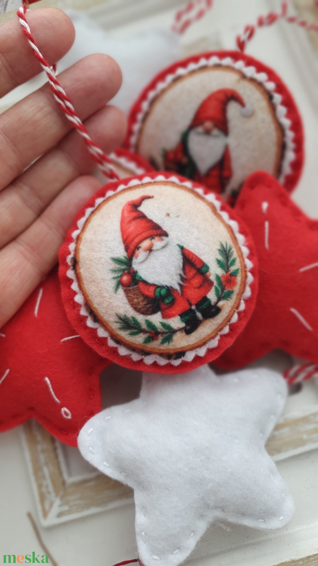 Bababarát karácsonyi filc díszek, manók és csillagok - karácsony - karácsonyi lakásdekoráció - karácsonyfadíszek - Meska.hu Bababarát karácsonyi filc díszek, manók és csillagok - karácsony - karácsonyi lakásdekoráció - karácsonyfadíszek - Meska.hu