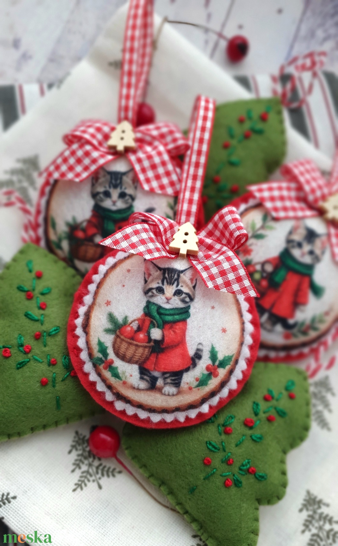 Bababarát karácsonyi filc díszek, cicák és fenyők - karácsony - karácsonyi lakásdekoráció - karácsonyfadíszek - Meska.hu