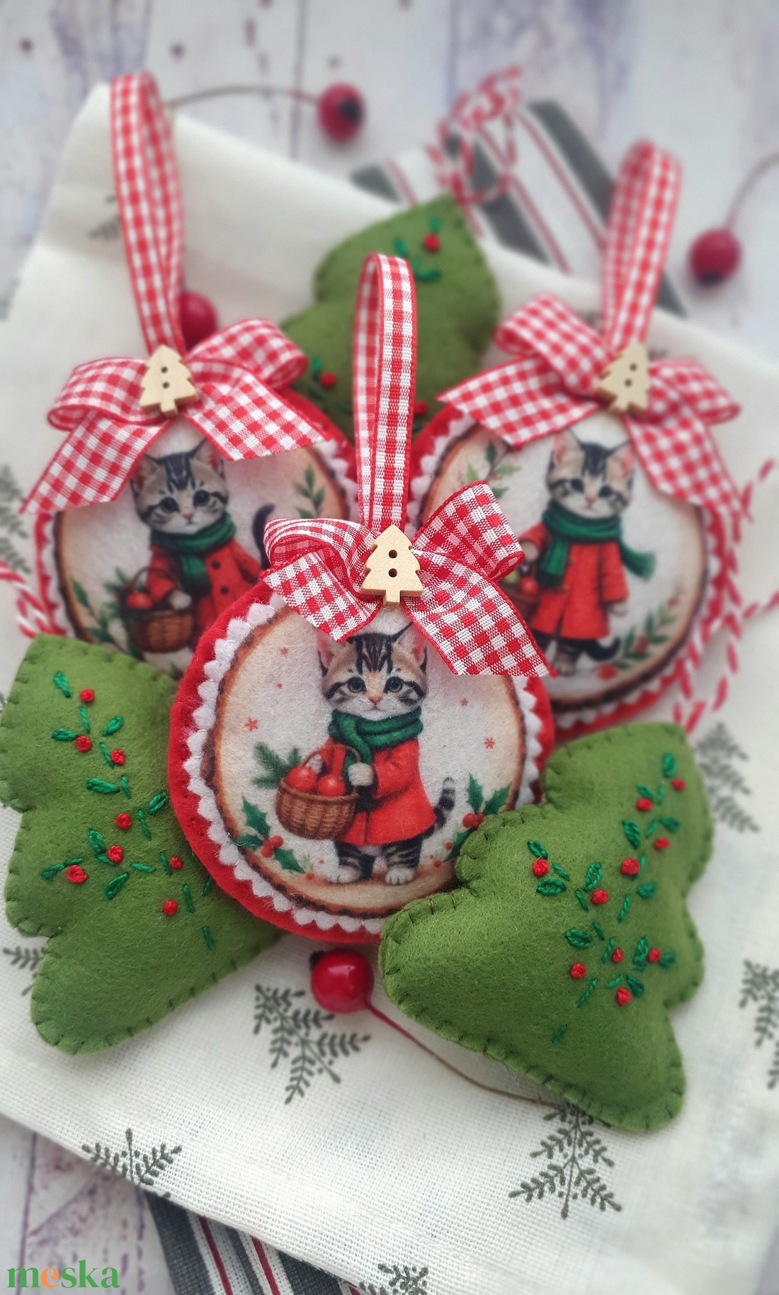 Bababarát karácsonyi filc díszek, cicák és fenyők - karácsony - karácsonyi lakásdekoráció - karácsonyfadíszek - Meska.hu