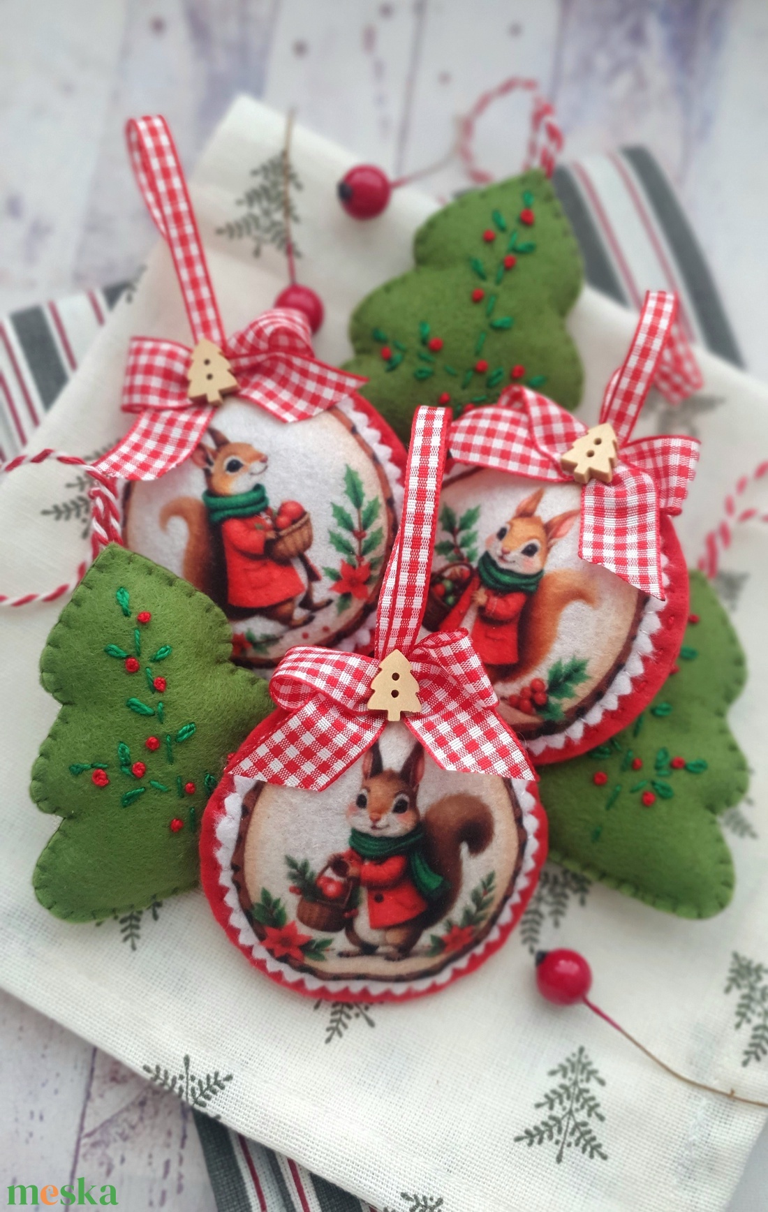 Bababarát karácsonyi filc díszek, mókusok és fenyők - karácsony - karácsonyi lakásdekoráció - karácsonyfadíszek - Meska.hu