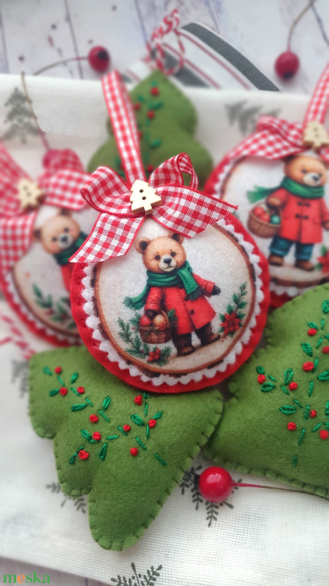 Bababarát karácsonyi filc díszek, macik és fenyők - karácsony - karácsonyi lakásdekoráció - karácsonyfadíszek - Meska.hu Bababarát karácsonyi filc díszek, macik és fenyők - karácsony - karácsonyi lakásdekoráció - karácsonyfadíszek - Meska.hu