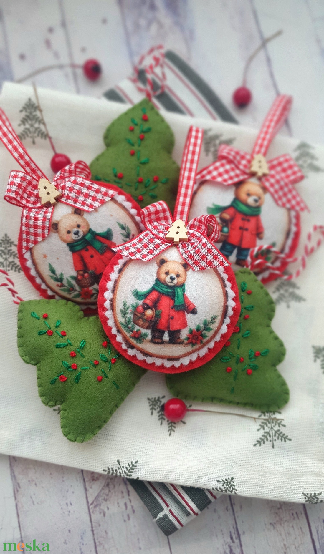 Bababarát karácsonyi filc díszek, macik és fenyők - karácsony - karácsonyi lakásdekoráció - karácsonyfadíszek - Meska.hu Bababarát karácsonyi filc díszek, macik és fenyők - karácsony - karácsonyi lakásdekoráció - karácsonyfadíszek - Meska.hu