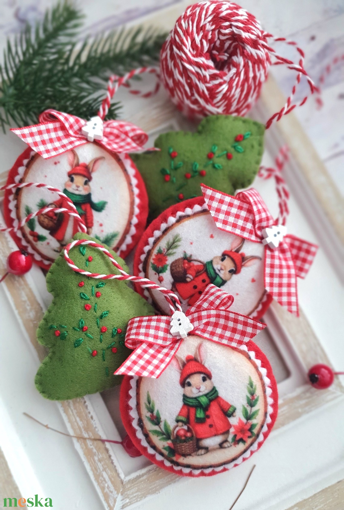 Bababarát karácsonyi filc díszek, cicák - karácsony - karácsonyi lakásdekoráció - karácsonyfadíszek - Meska.hu