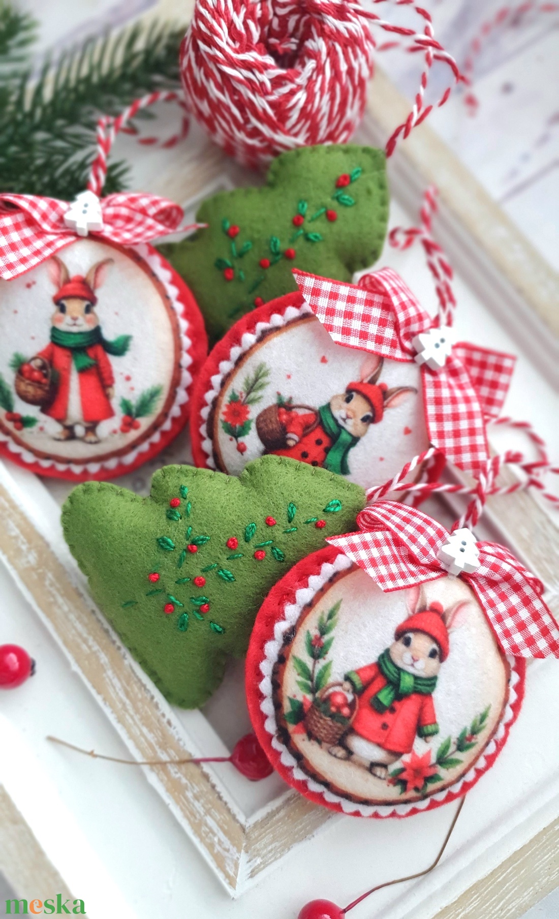 Bababarát karácsonyi filc díszek, cicák - karácsony - karácsonyi lakásdekoráció - karácsonyfadíszek - Meska.hu