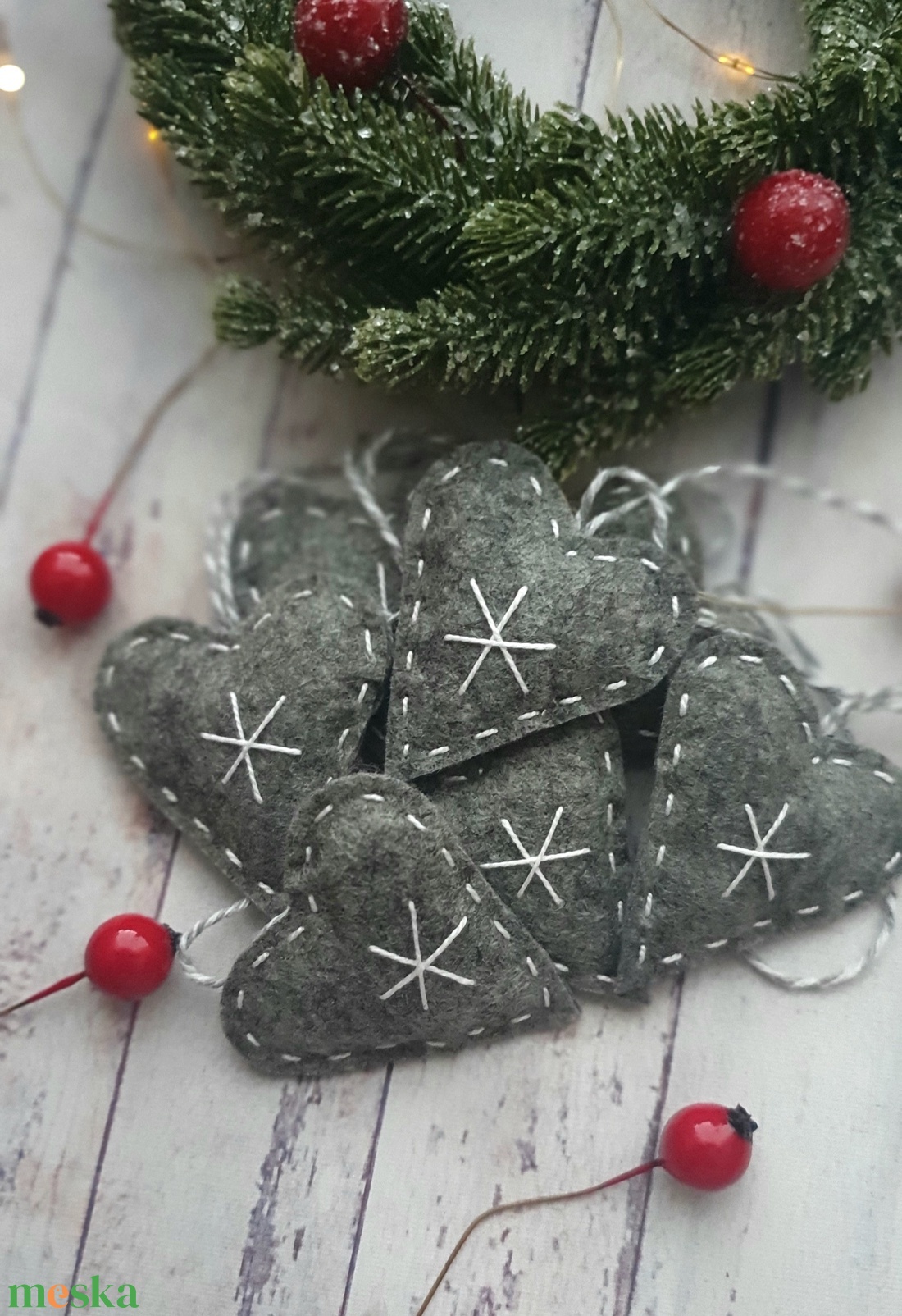Hímzett karácsonyi ajándékkísérő filc szívek, szürke - karácsony - karácsonyi lakásdekoráció - karácsonyfadíszek - Meska.hu