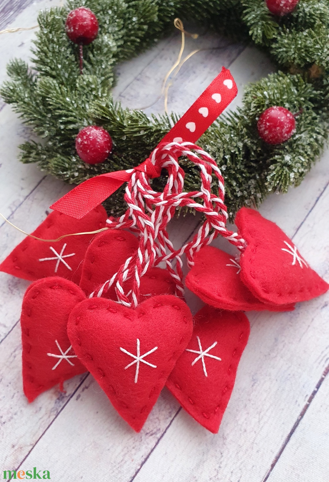 Hímzett karácsonyi ajándékkísérő filc szívek - karácsony - karácsonyi lakásdekoráció - karácsonyfadíszek - Meska.hu