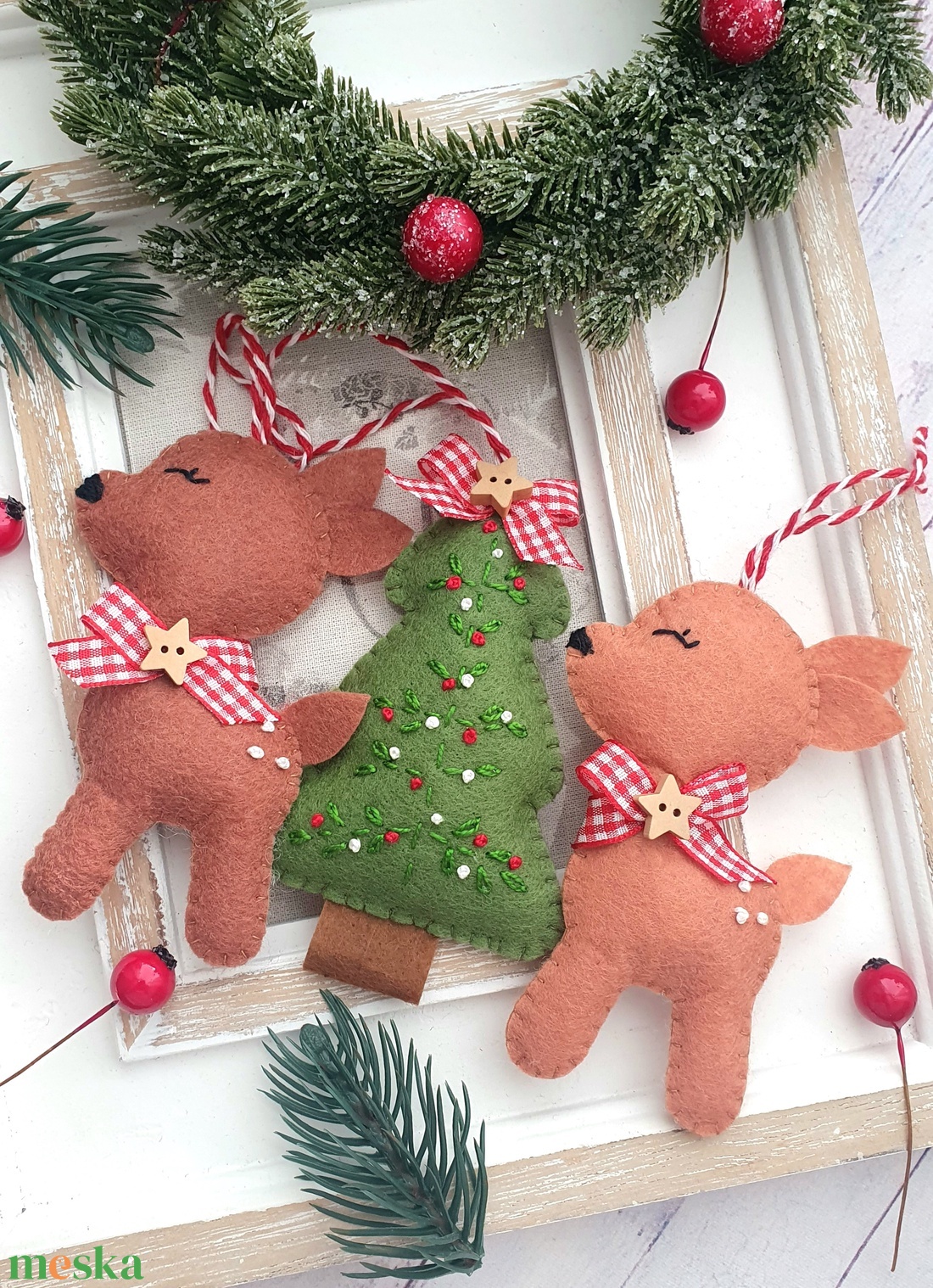 Karácsonyi őzikék, hímzett karácsonyfa  - karácsony - karácsonyi lakásdekoráció - karácsonyfadíszek - Meska.hu