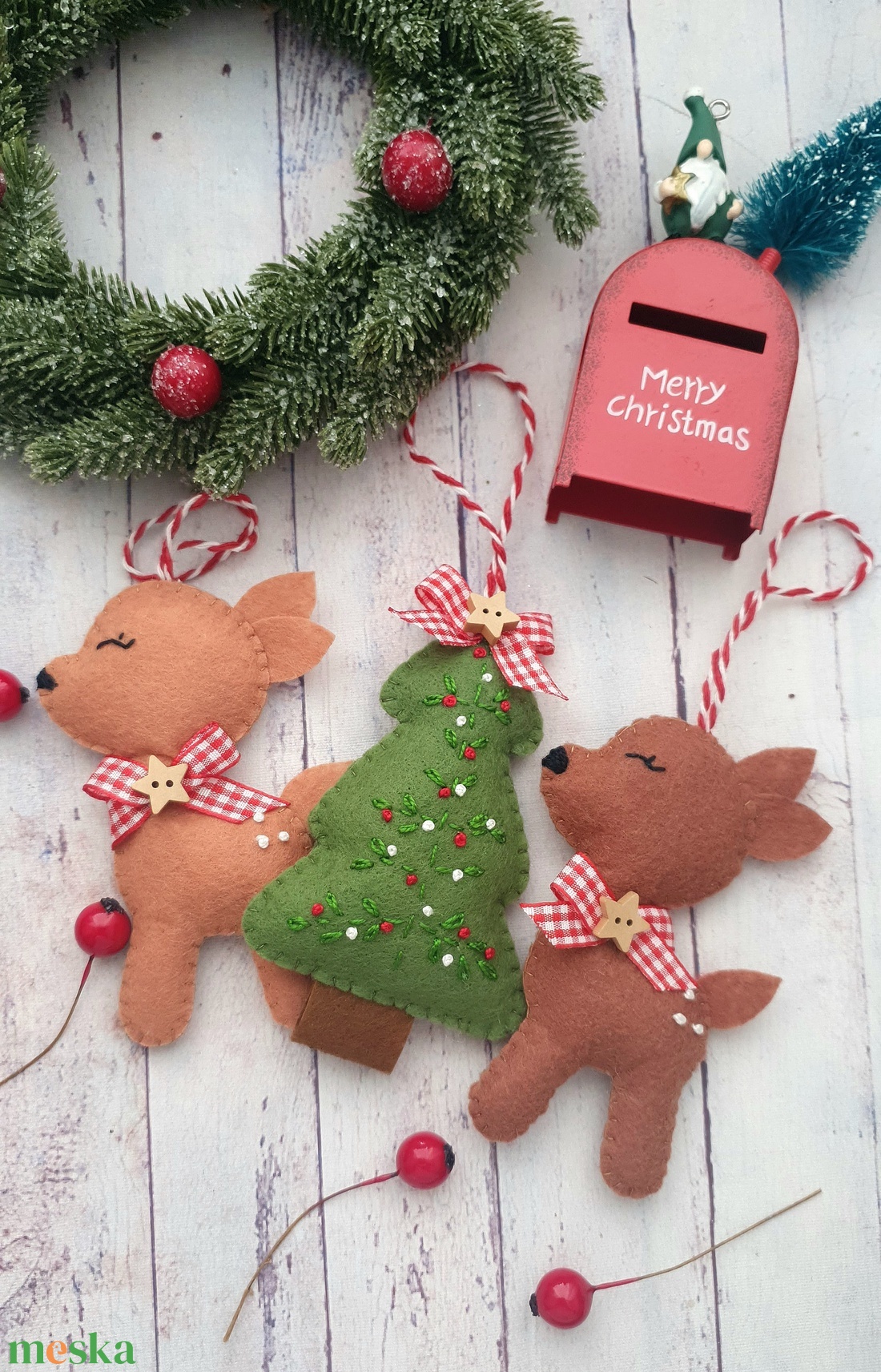 Karácsonyi őzikék, hímzett karácsonyfa  - karácsony - karácsonyi lakásdekoráció - karácsonyfadíszek - Meska.hu